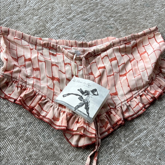 Chic Ruffle Trim Shorts - Picture 2 of 6